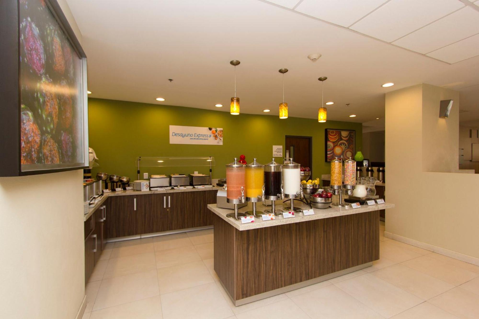 Las Pintas Holiday Inn Express Guadalajara Aeropuerto By Ihg מראה חיצוני תמונה