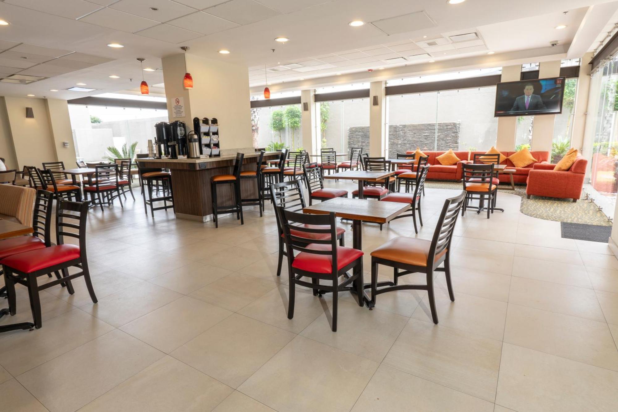 Las Pintas Holiday Inn Express Guadalajara Aeropuerto By Ihg מראה חיצוני תמונה