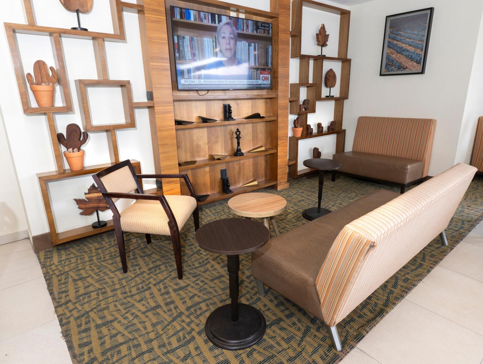 Las Pintas Holiday Inn Express Guadalajara Aeropuerto By Ihg מראה חיצוני תמונה