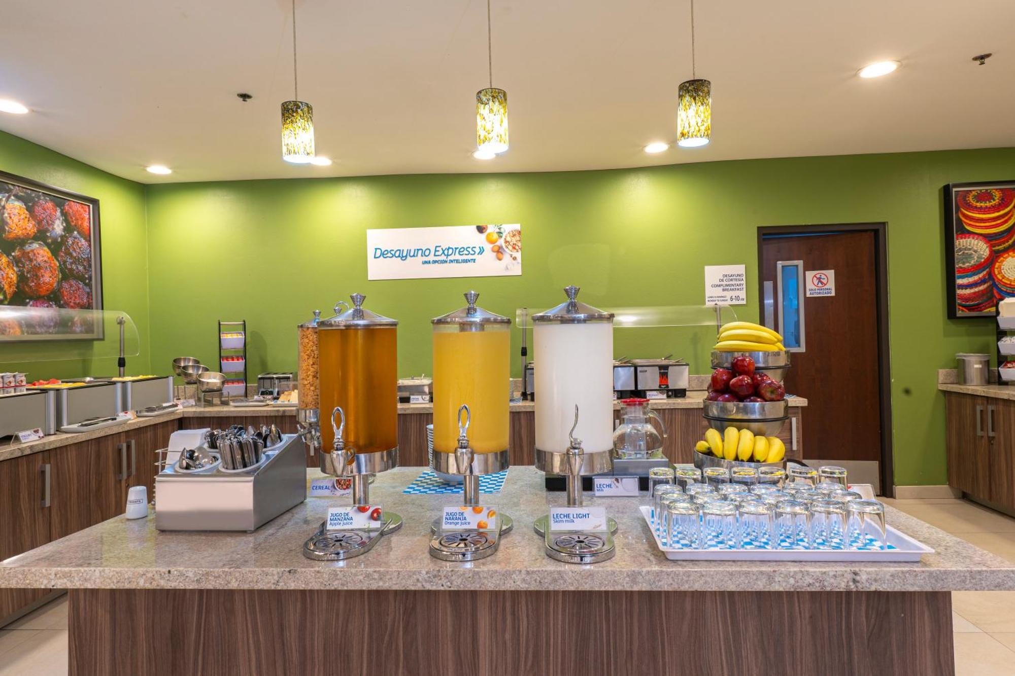 Las Pintas Holiday Inn Express Guadalajara Aeropuerto By Ihg מראה חיצוני תמונה