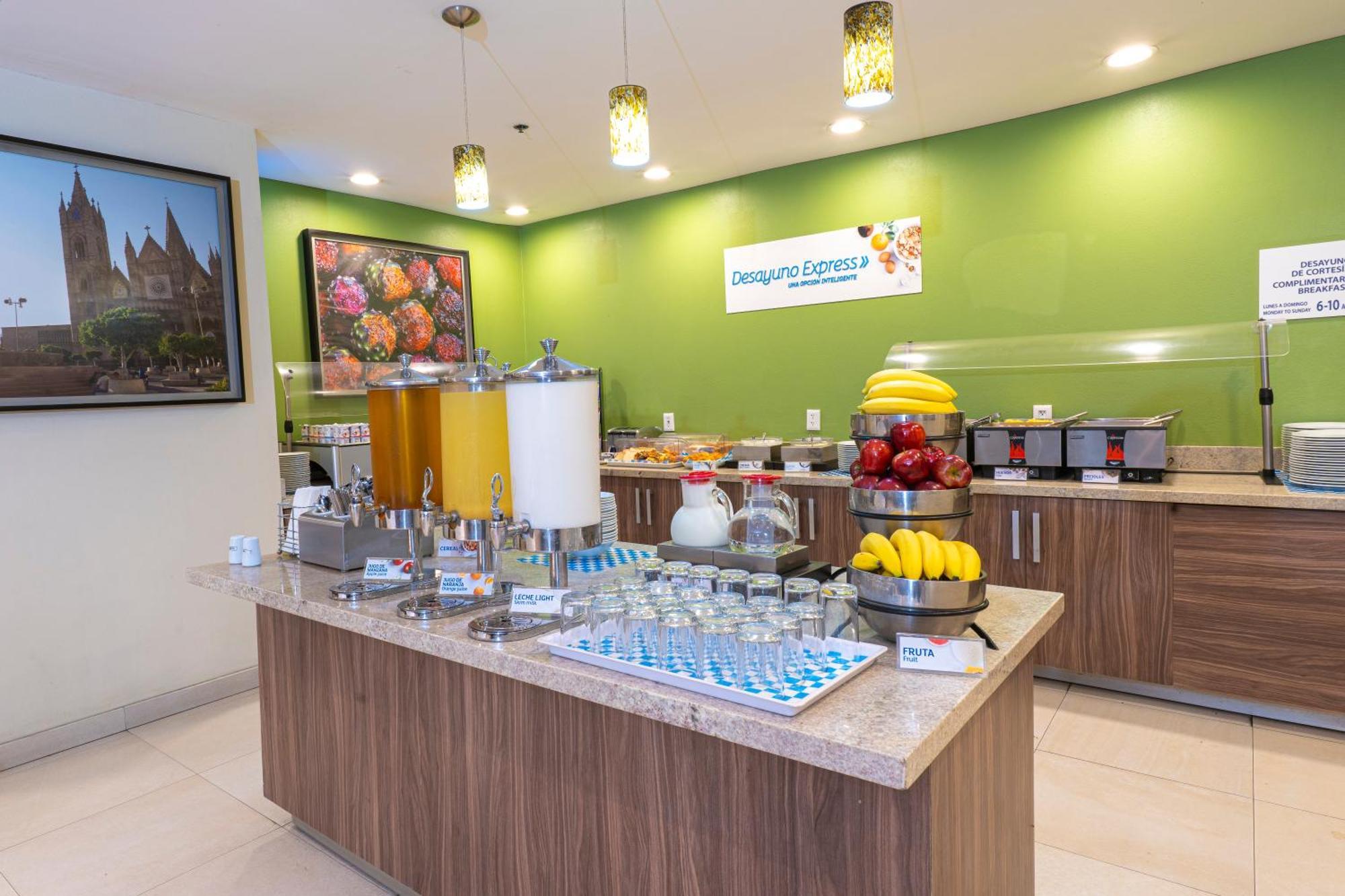 Las Pintas Holiday Inn Express Guadalajara Aeropuerto By Ihg מראה חיצוני תמונה